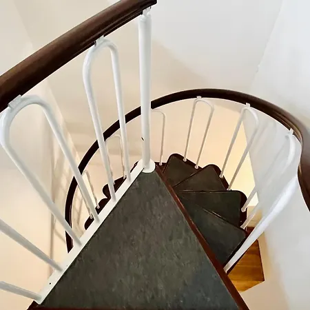 Su Due Piani Vicino Al Policlinico *